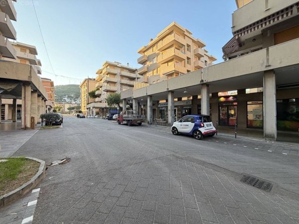 negozio in vendita ad Andora