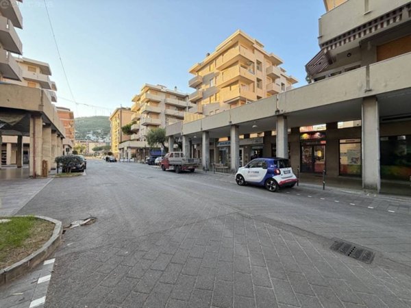 negozio in vendita ad Andora