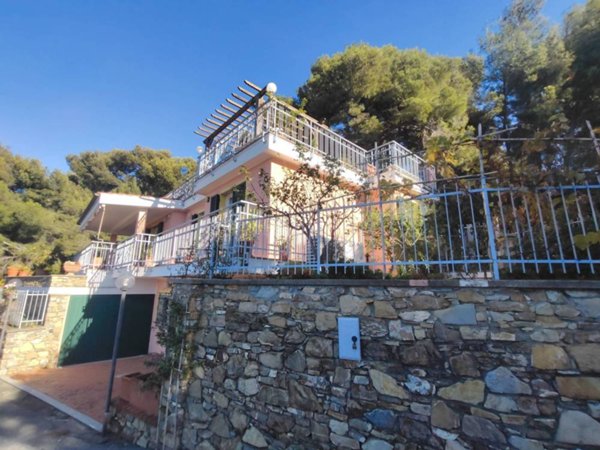 casa indipendente in vendita ad Andora