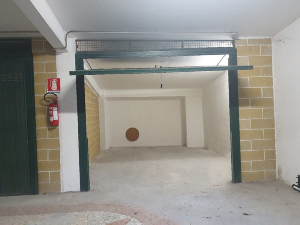 box auto in vendita ad Andora