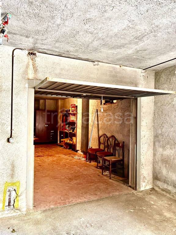 box auto in vendita ad Andora