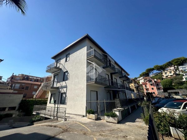 box auto in vendita ad Andora