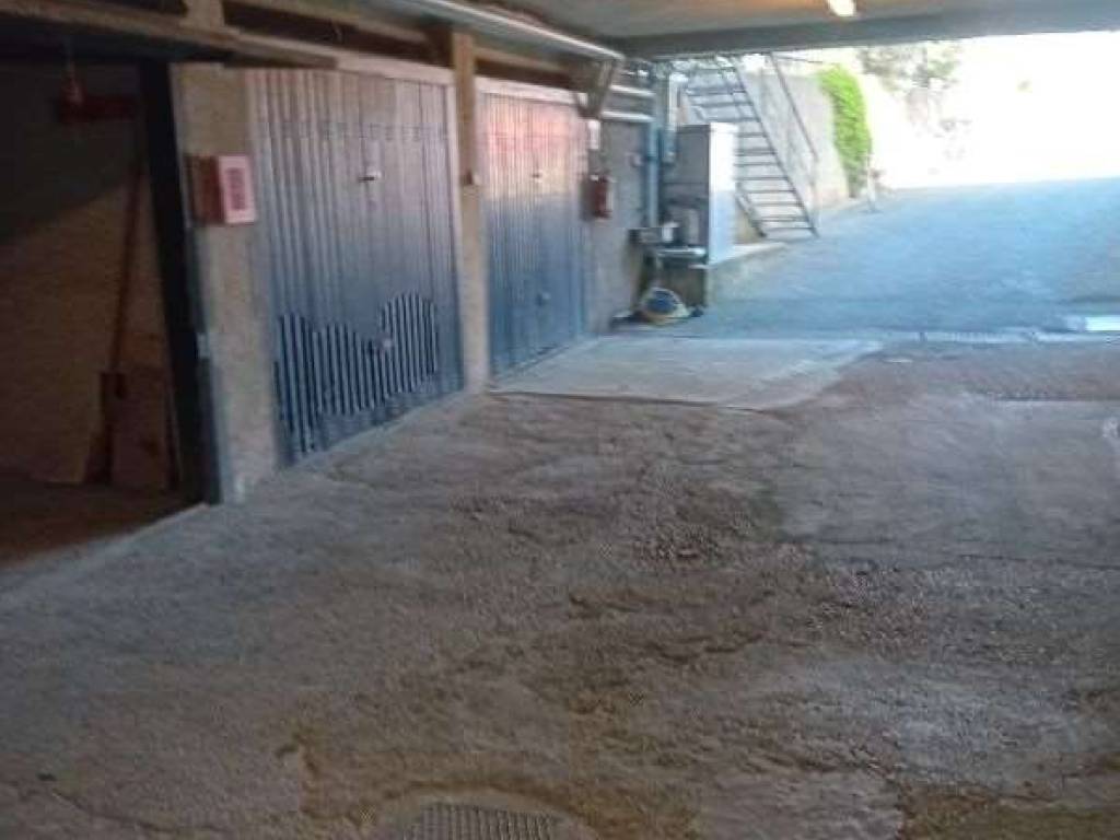 box auto in vendita ad Andora in zona Rollo