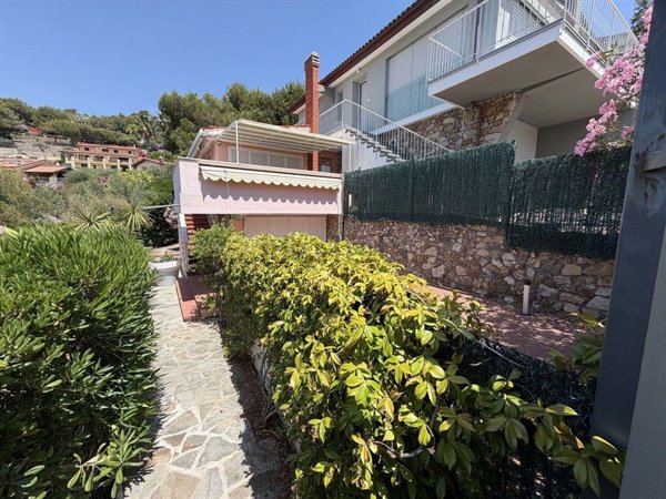 casa indipendente in vendita ad Andora
