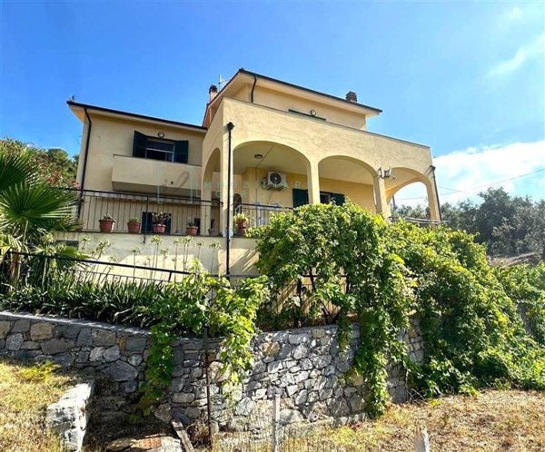 casa indipendente in vendita ad Arnasco in zona Bezzo