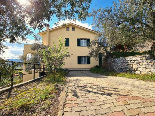 casa indipendente in vendita ad Arnasco in zona Bezzo