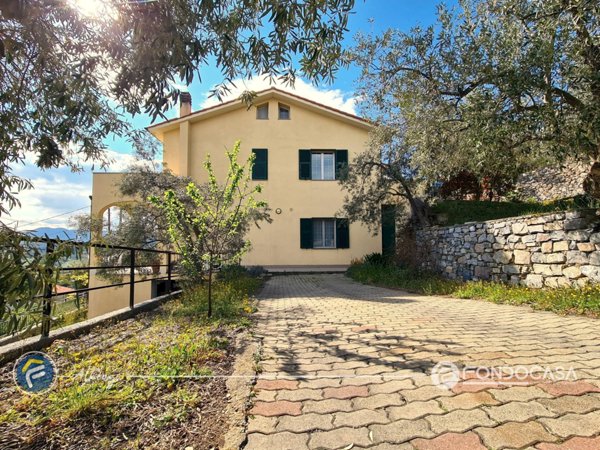 casa indipendente in vendita ad Arnasco
