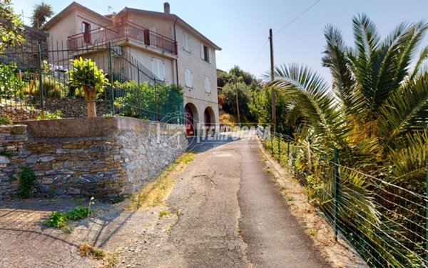 appartamento in vendita ad Arnasco in zona Menosio