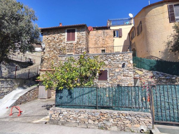 casa indipendente in vendita ad Arnasco