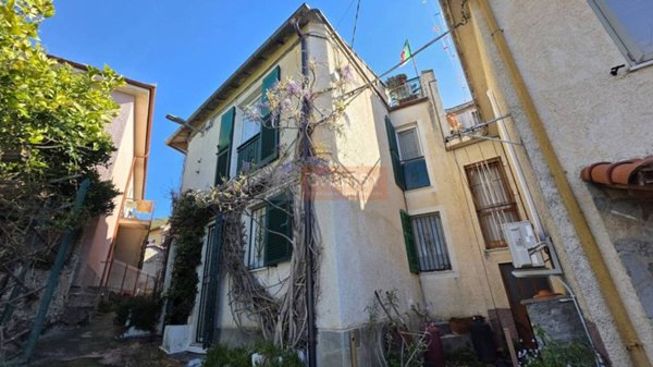 casa indipendente in vendita ad Arnasco