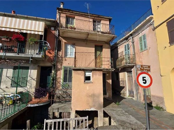 casa indipendente in vendita ad Arnasco in zona Arnasco
