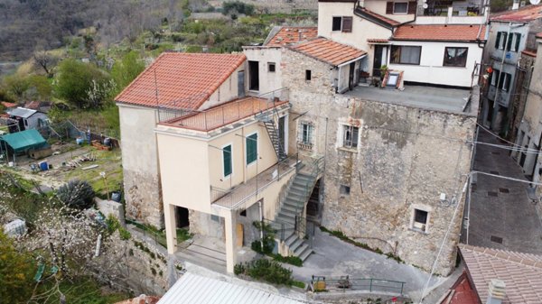 casa indipendente in vendita a Balestrino in zona Poggio