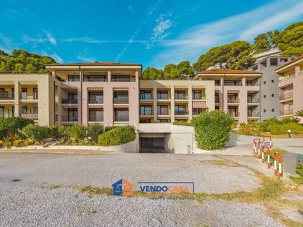 negozio in vendita a Bergeggi in zona Torre del mare
