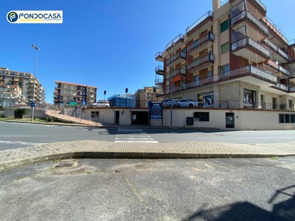 locale commerciale in vendita a Borghetto Santo Spirito