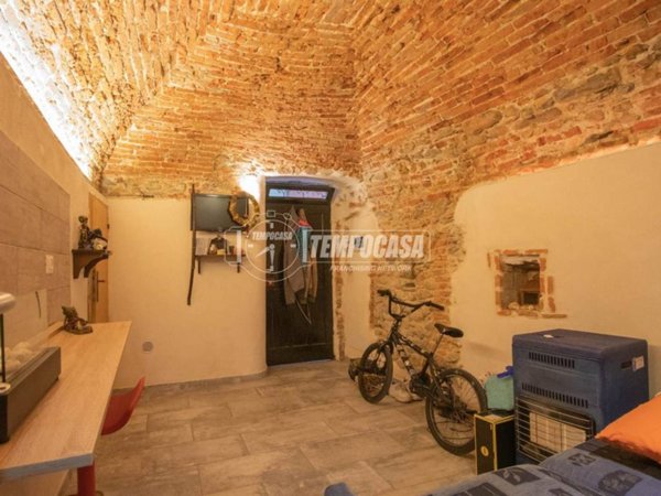 locale di sgombero in vendita a Borghetto Santo Spirito