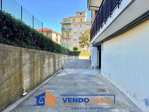 negozio in vendita a Borghetto Santo Spirito