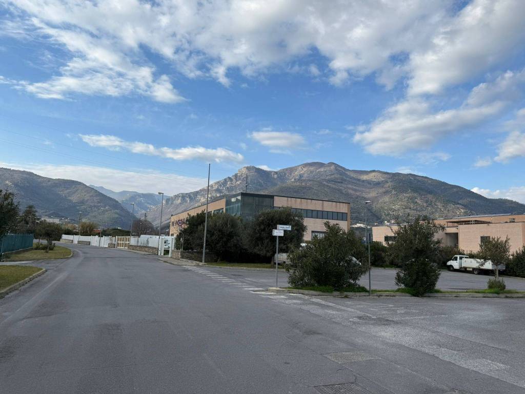 locale commerciale in vendita a Borghetto Santo Spirito