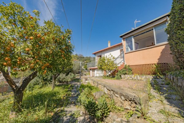 casa indipendente in vendita a Borgio Verezzi