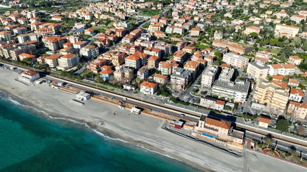 locale commerciale in vendita a Borgio Verezzi