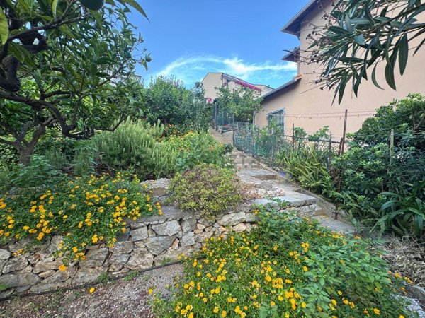 casa indipendente in vendita a Borgio Verezzi