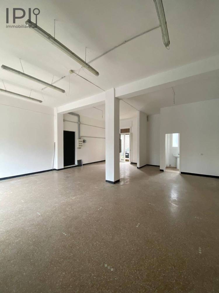 locale commerciale in vendita a Cairo Montenotte