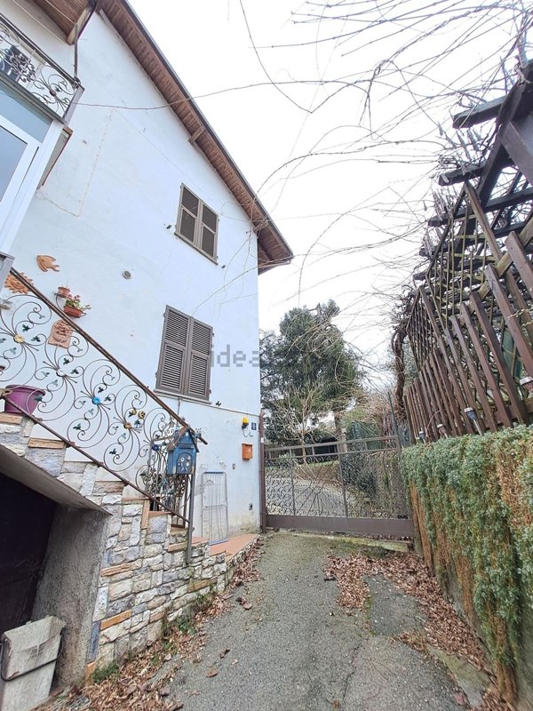 casa indipendente in vendita a Cairo Montenotte in zona Ville