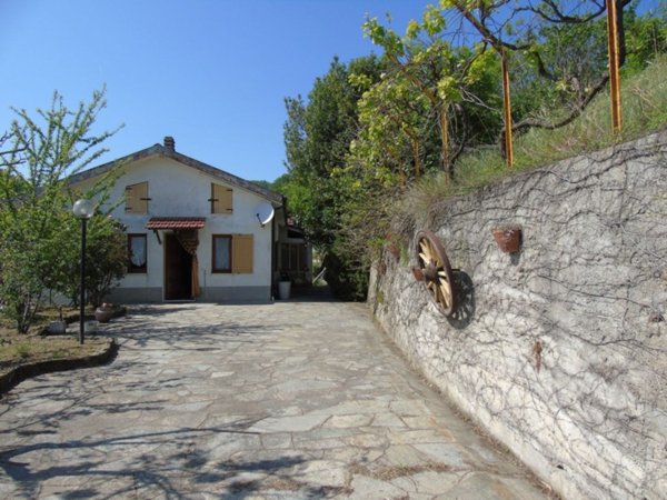 casa indipendente in vendita a Cairo Montenotte in zona Ville
