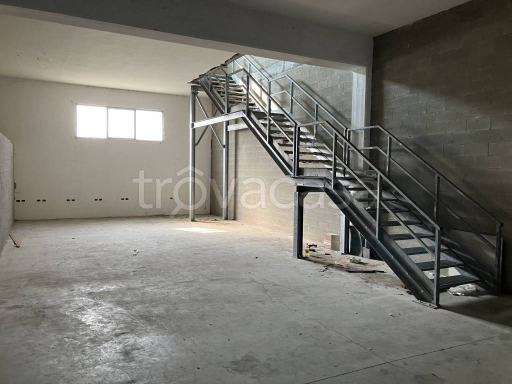 locale commerciale in vendita a Cairo Montenotte