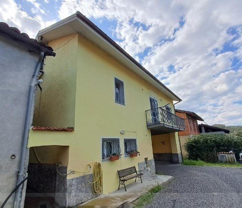 casa indipendente in vendita a Cairo Montenotte in zona Ville