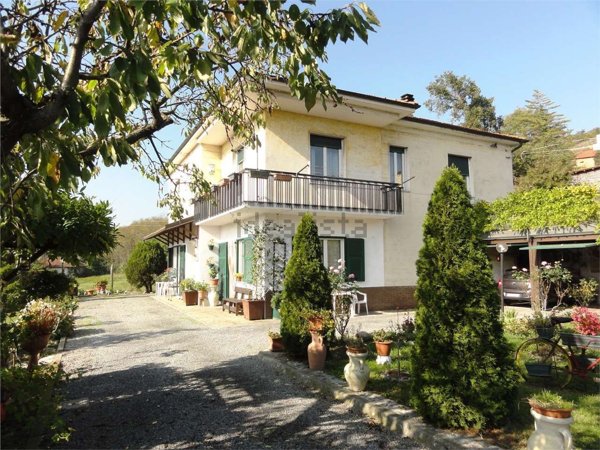 casa indipendente in vendita a Cairo Montenotte in zona Bragno