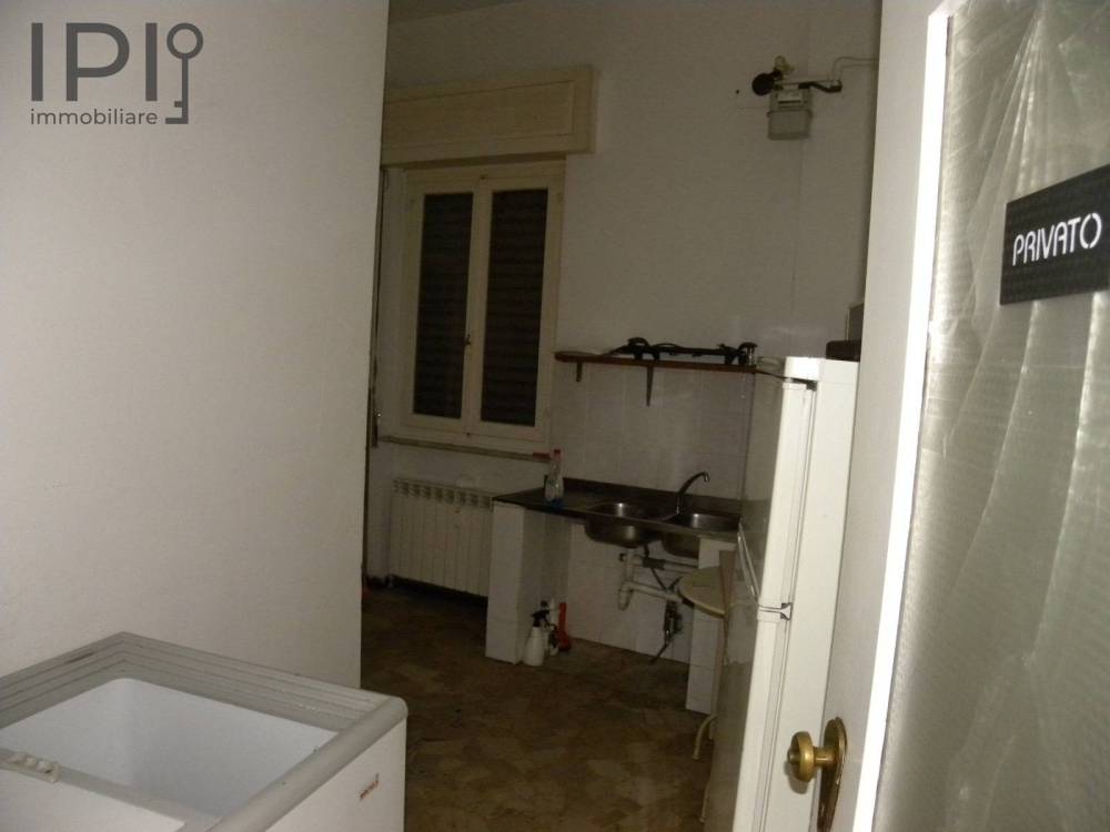 locale commerciale in vendita a Cairo Montenotte