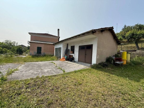 casa indipendente in vendita a Cairo Montenotte in zona Bragno