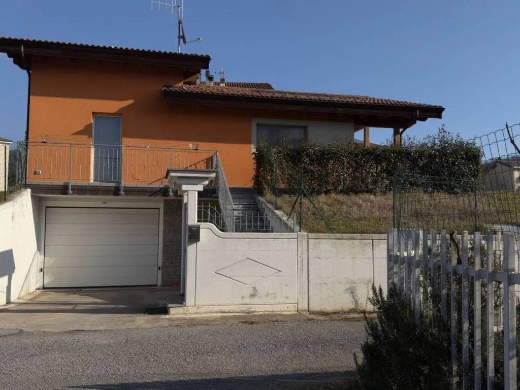 casa indipendente in vendita a Cairo Montenotte in zona Ville