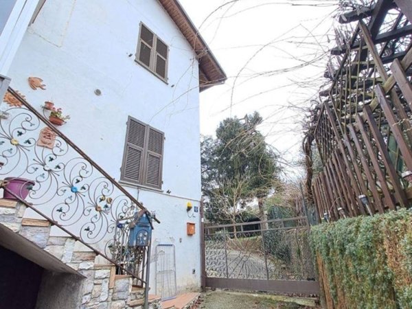 casa indipendente in vendita a Cairo Montenotte in zona Ville