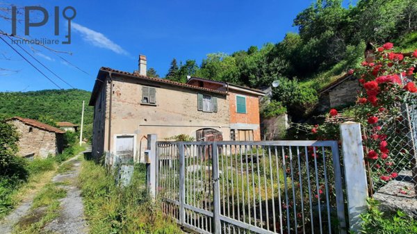 casa indipendente in vendita a Cairo Montenotte in zona Carretto