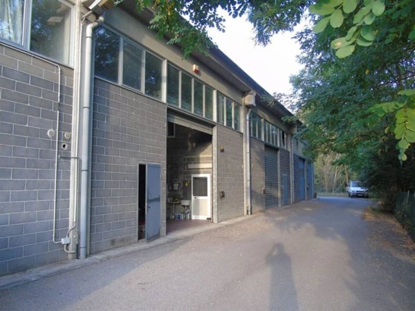 locale commerciale in vendita a Cairo Montenotte in zona Carnovale