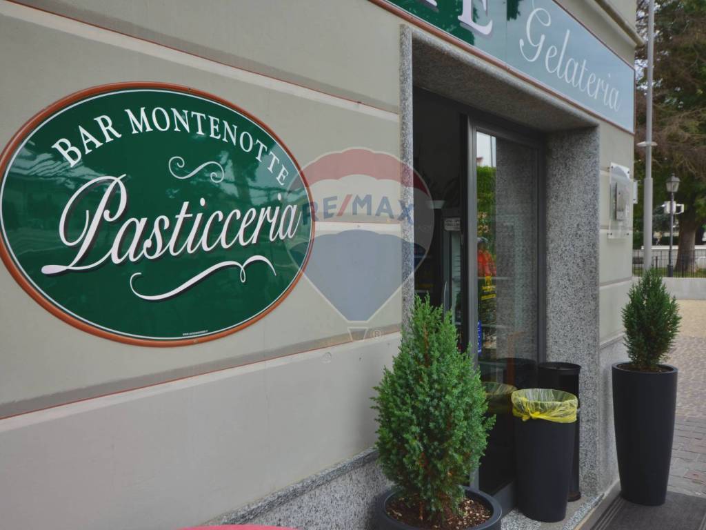 negozio in vendita a Cairo Montenotte