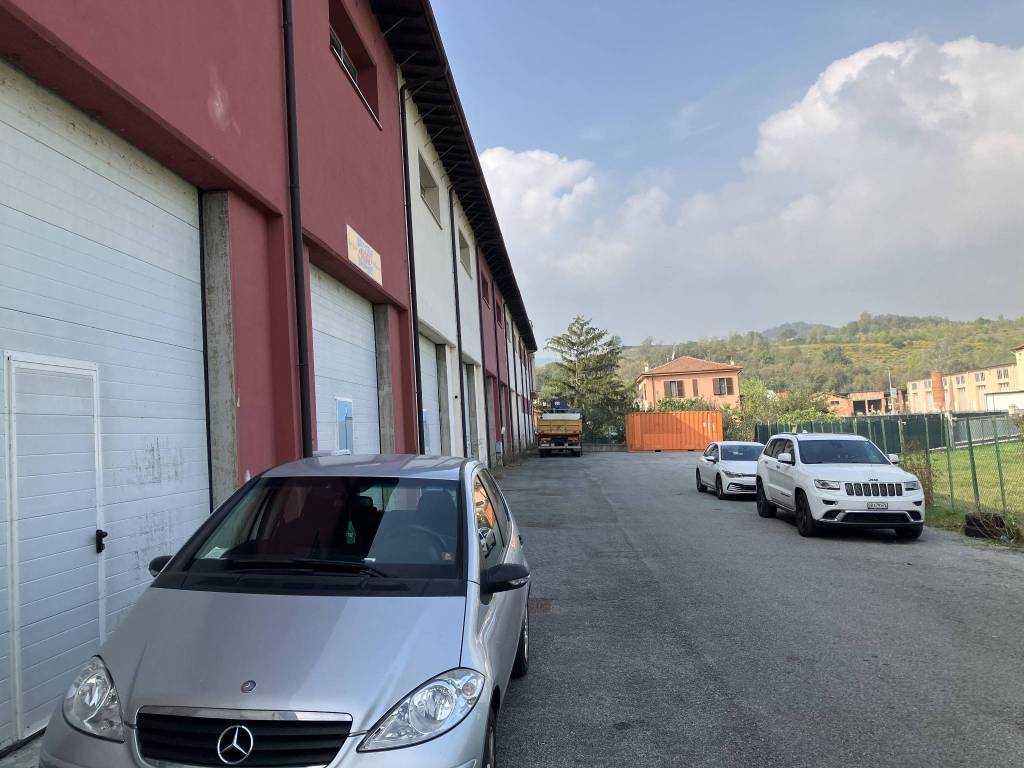 locale commerciale in vendita a Cairo Montenotte