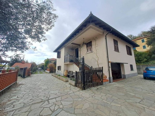 casa indipendente in vendita a Cairo Montenotte in zona Bragno