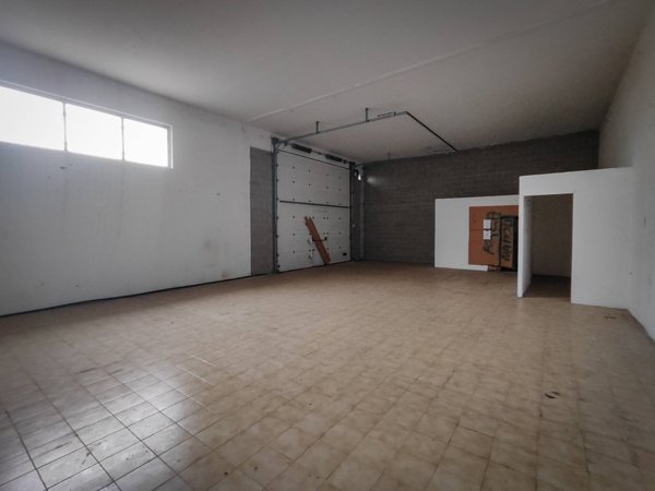 locale commerciale in vendita a Cairo Montenotte