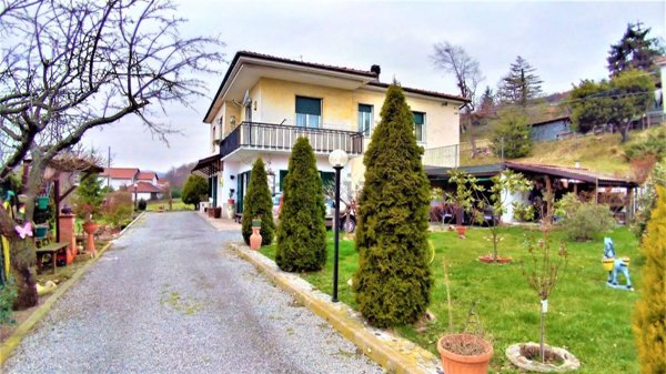 casa indipendente in vendita a Cairo Montenotte in zona Bragno