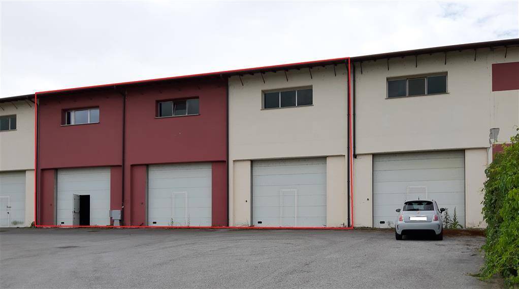 locale commerciale in vendita a Cairo Montenotte