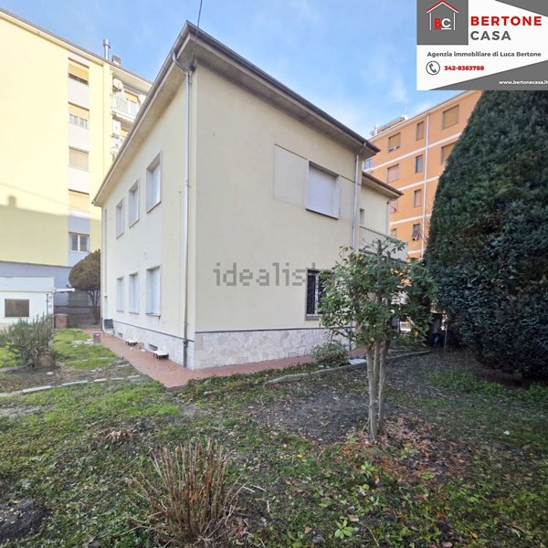 casa indipendente in vendita a Cairo Montenotte in zona Ville