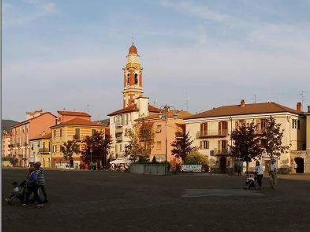 negozio in vendita a Cairo Montenotte