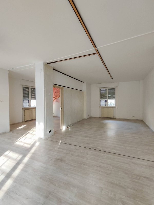 locale commerciale in vendita a Cairo Montenotte