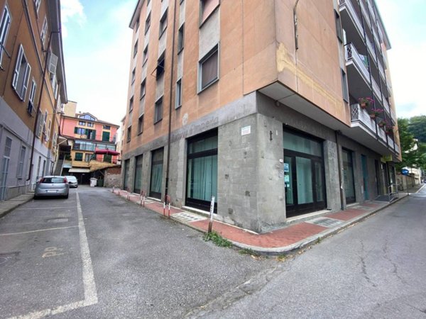 negozio in vendita a Cairo Montenotte