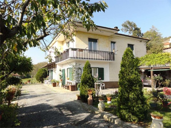 casa indipendente in vendita a Cairo Montenotte in zona Bragno