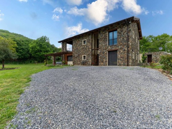 casa indipendente in vendita a Cairo Montenotte in zona Bragno