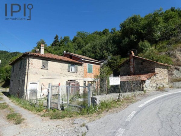 casa indipendente in vendita a Cairo Montenotte in zona Carretto