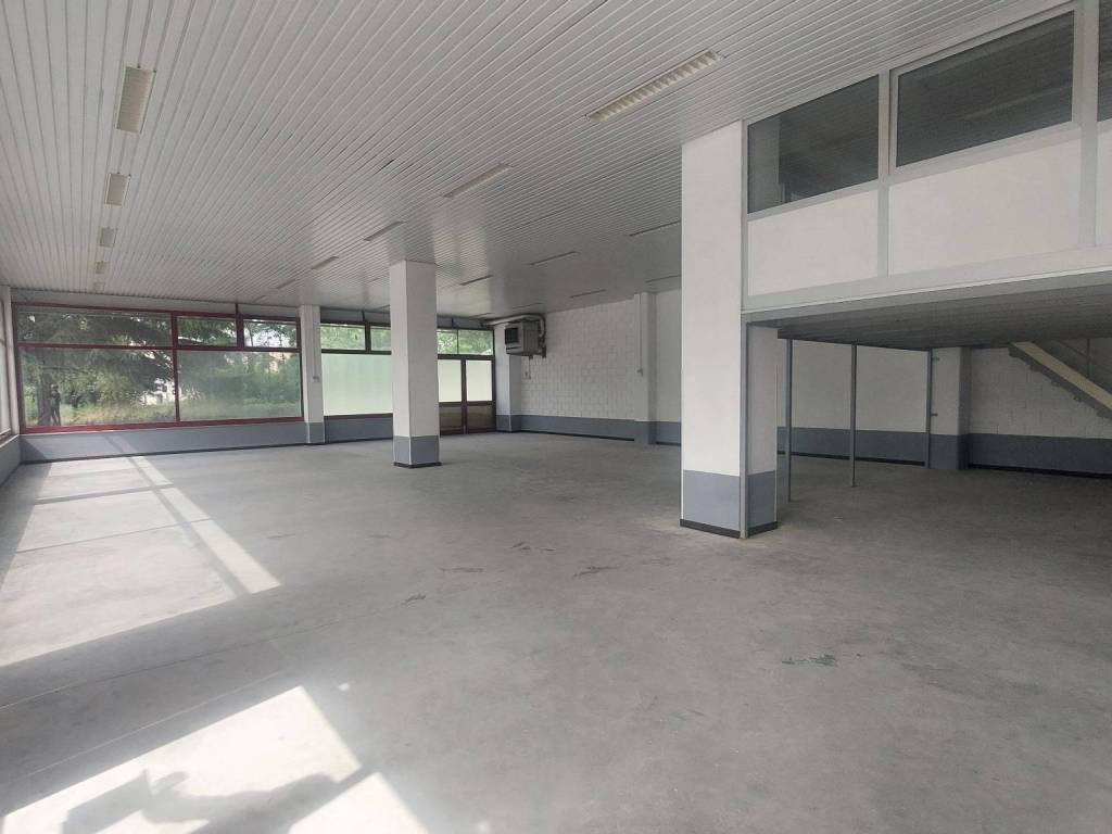 locale commerciale in vendita a Cairo Montenotte